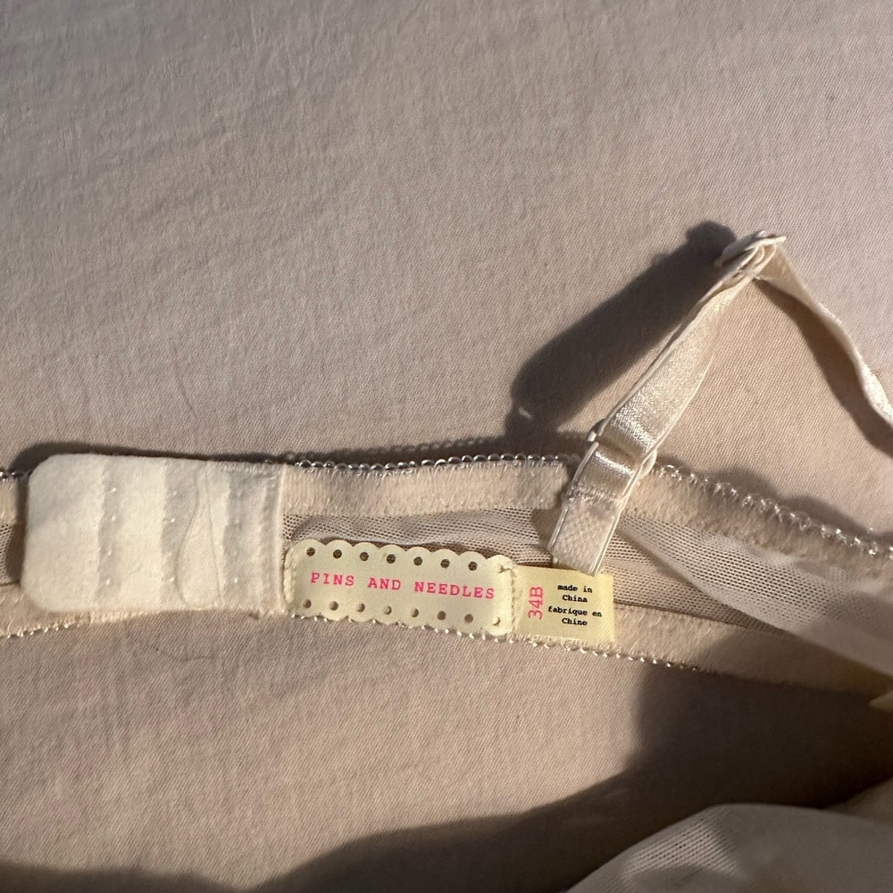 NWOT- Ruffle Bra - B34 - Picture 3 of 3